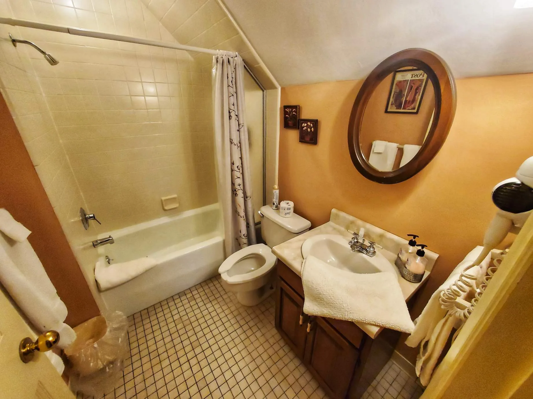 Robert's at the Montague Inn Bed & Breakfast