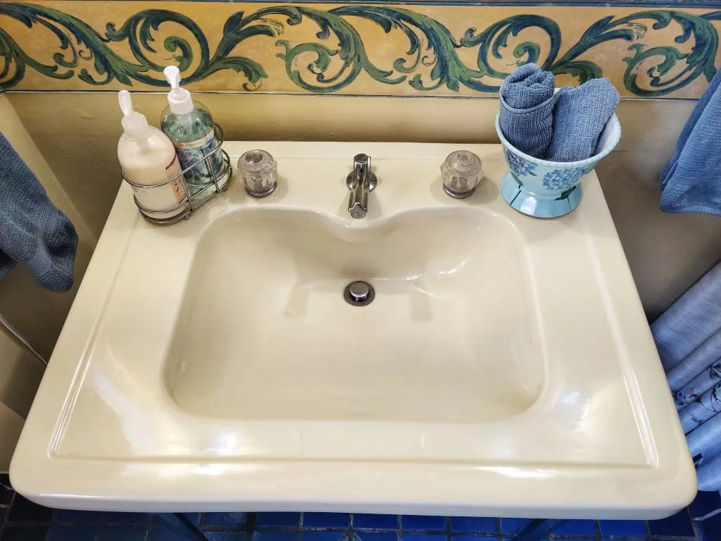 DetoqueVille at the Montague Inn Bed & Breakfast