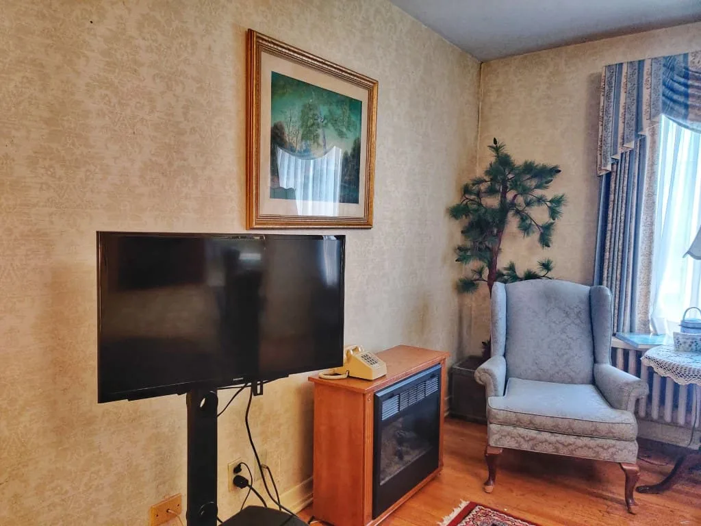 DetoqueVille at the Montague Inn Bed & Breakfast
