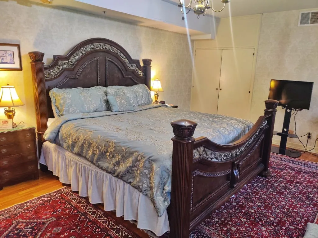 DetoqueVille at the Montague Inn Bed & Breakfast