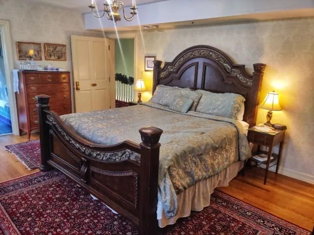 DetoqueVille at the Montague Inn Bed & Breakfast