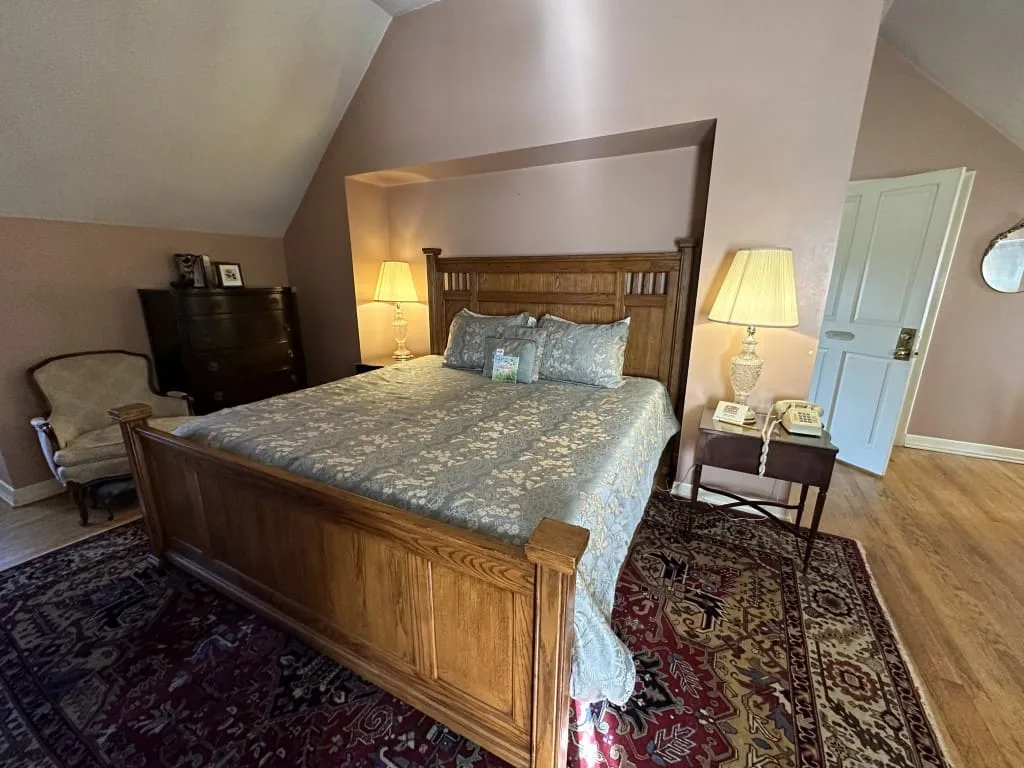 Robert's at the Montague Inn Bed & Breakfast