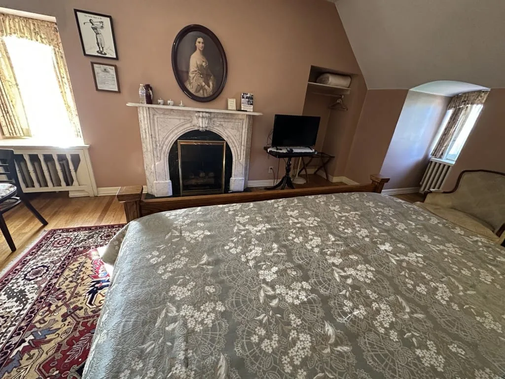 Robert's at the Montague Inn Bed & Breakfast